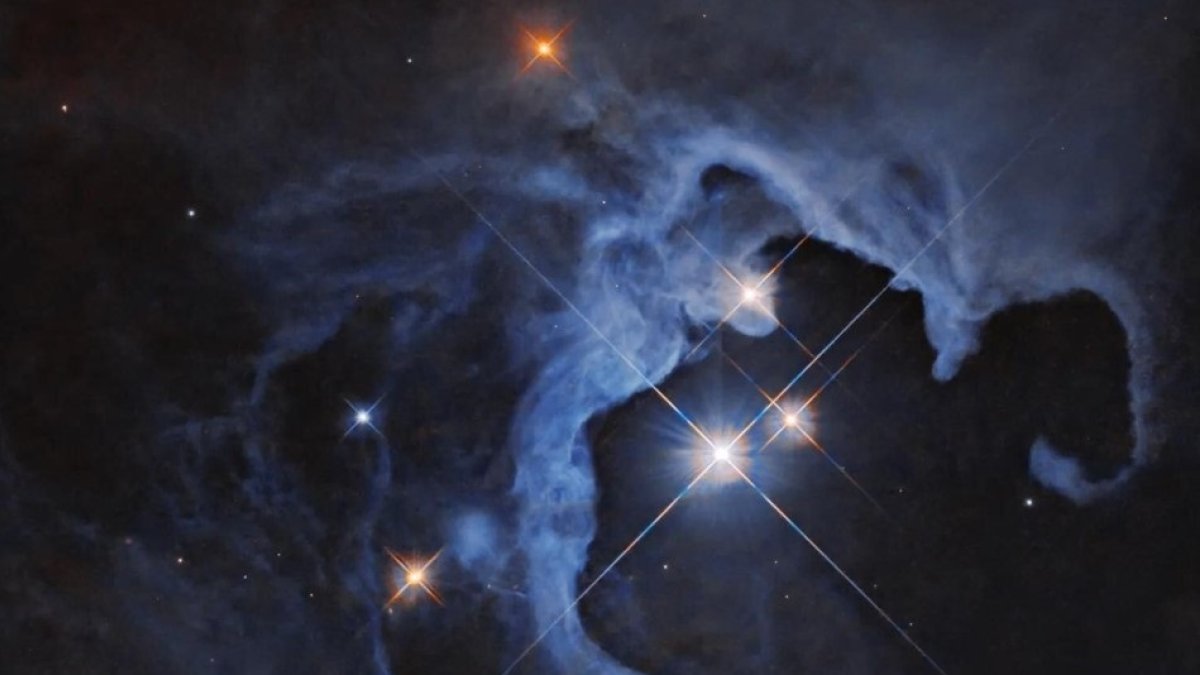 Esta imagen del telescopio espacial Hubble capta un sistema de tres estrellas que puede albergar planetas potencialmente habitables. Nuestro vecino estelar más cercano, el sistema Alpha Centauri, incluye tres estrellas.