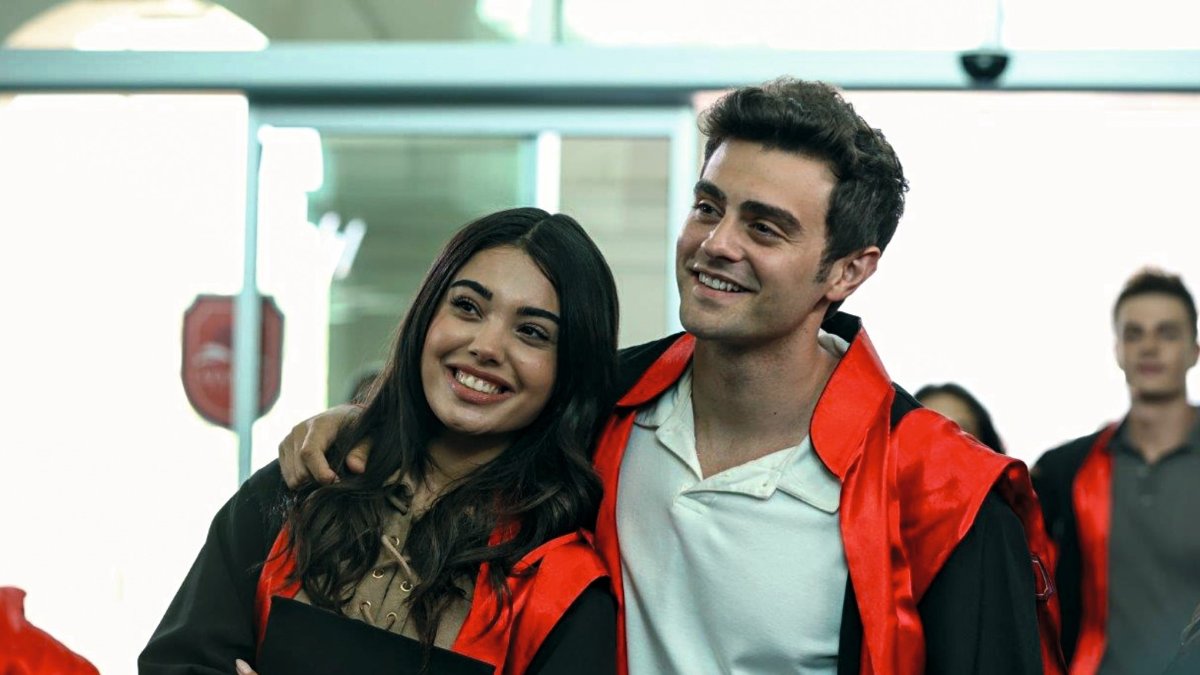 Süsen y Ömer comienzan una nueva era en sus vidas tras terminar el instituto.