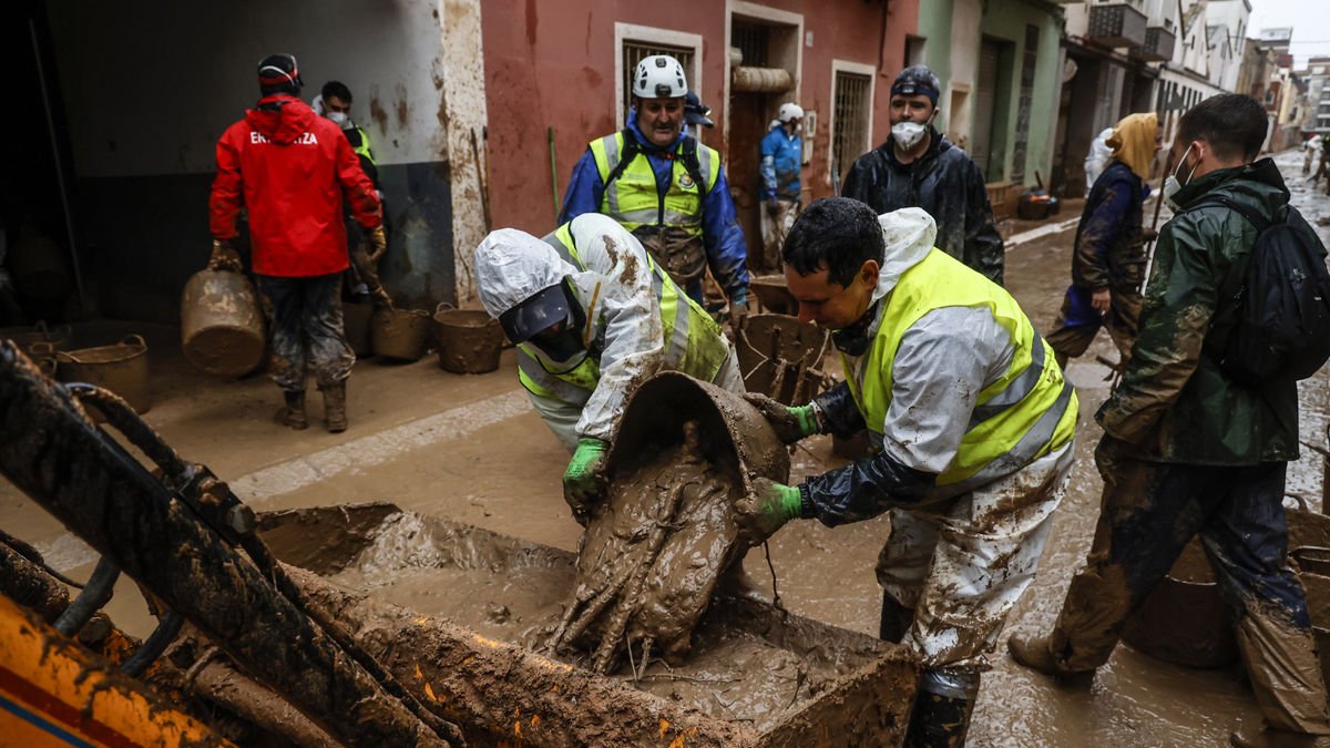 Efectius d’emergències retiren el fang acumulat dels carrers de Paiporta, a la província de València. - EUROPA PRESS