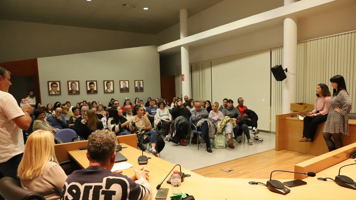 La asamblea organizada por la AFA el martes por la noche para emprender acciones reivindicativas. - MAGDALENA ALTISENT