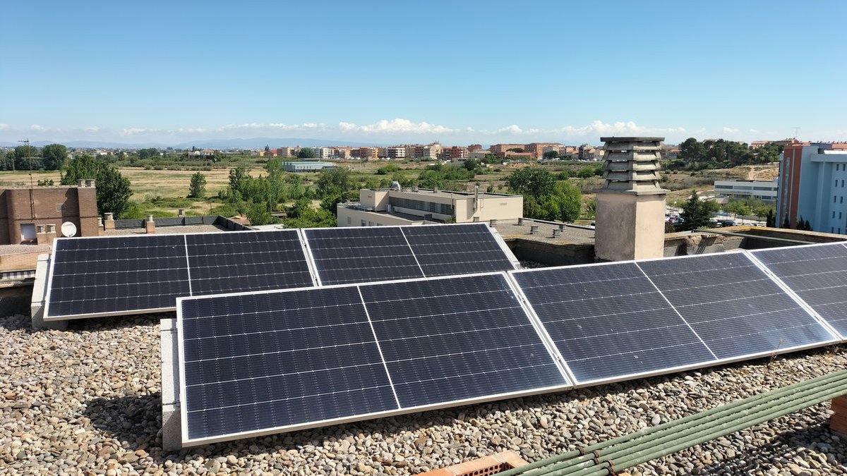 Placas solares en un edificio de viviendas en Balàfia. - SEGRE