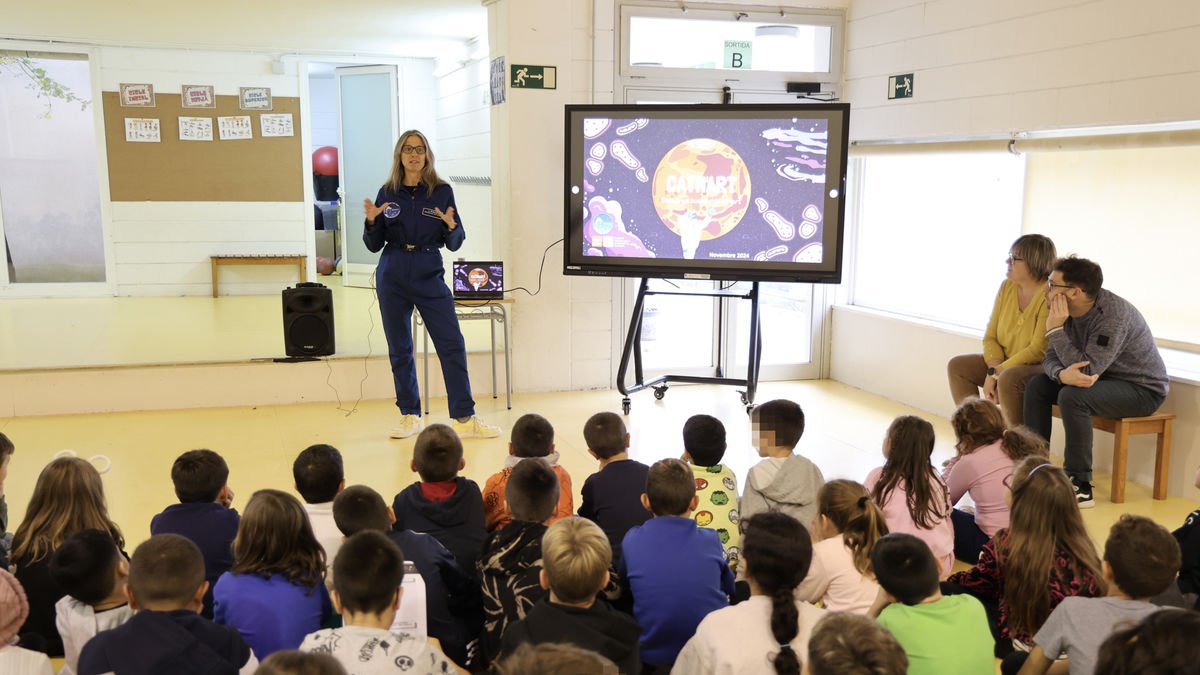 Laia Ribas, impulsora del projecte CatMart, ahir durant la seua intervenció davant dels alumnes de l’Escola Els Til·lers d’Artesa de Lleida. - AMADO FORROLLA