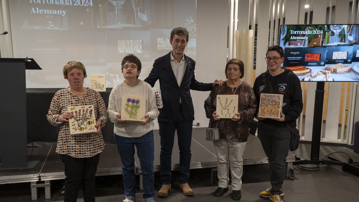 Los ganadores de las ilustraciones de las cajas, ayer durante la Torronada de Alemany. - ANNA REQUENA