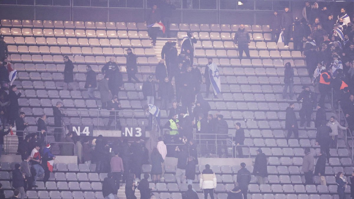 La policía protegió a los seguidores israelís dentro del estadio. - EFE