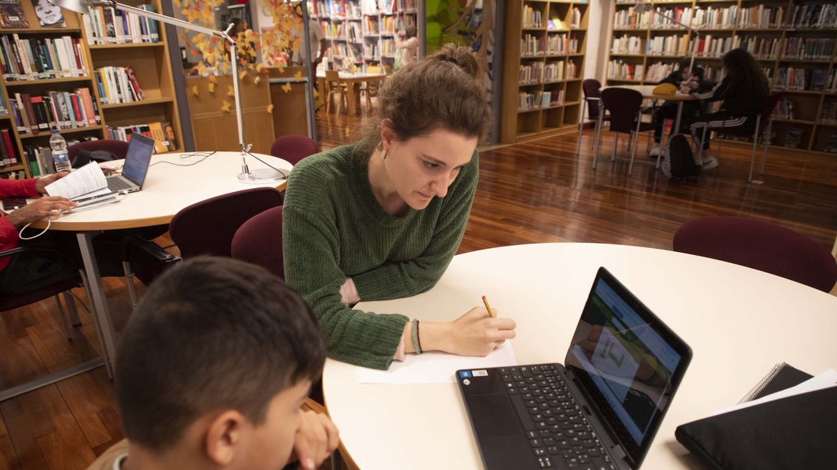 Mariona Armengol es la monitora que da apoyo a los alumnos de Primaria y de Secundaria. - CARMINA MARSIÑACH