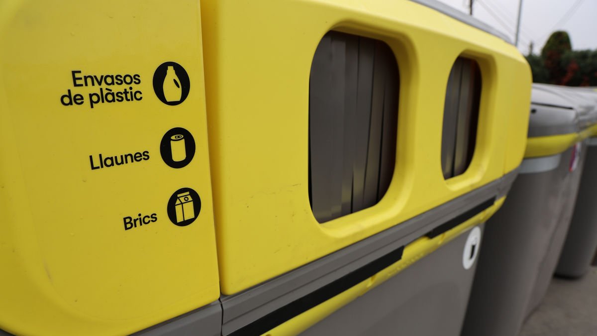 Els nous contenidors especifiquen quins residus s’hi han de tirar. - AMADO FORROLLA