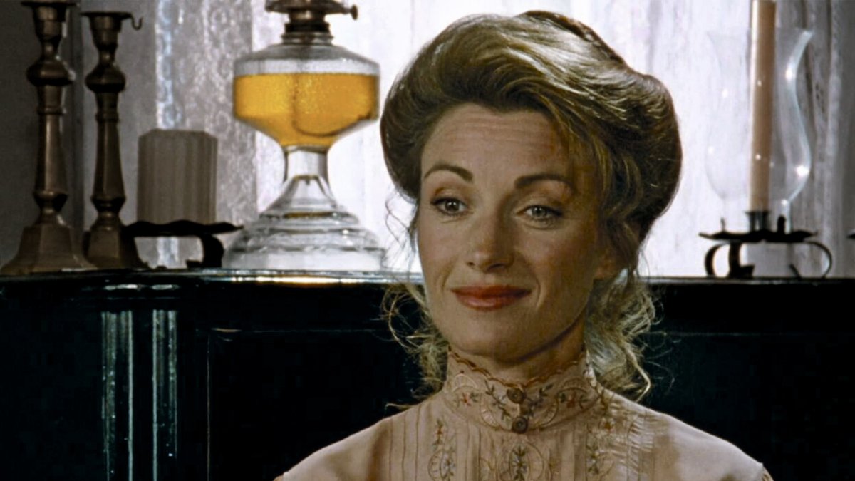 La doctora descubre que su hermana se ha unido al movimiento sufragista.