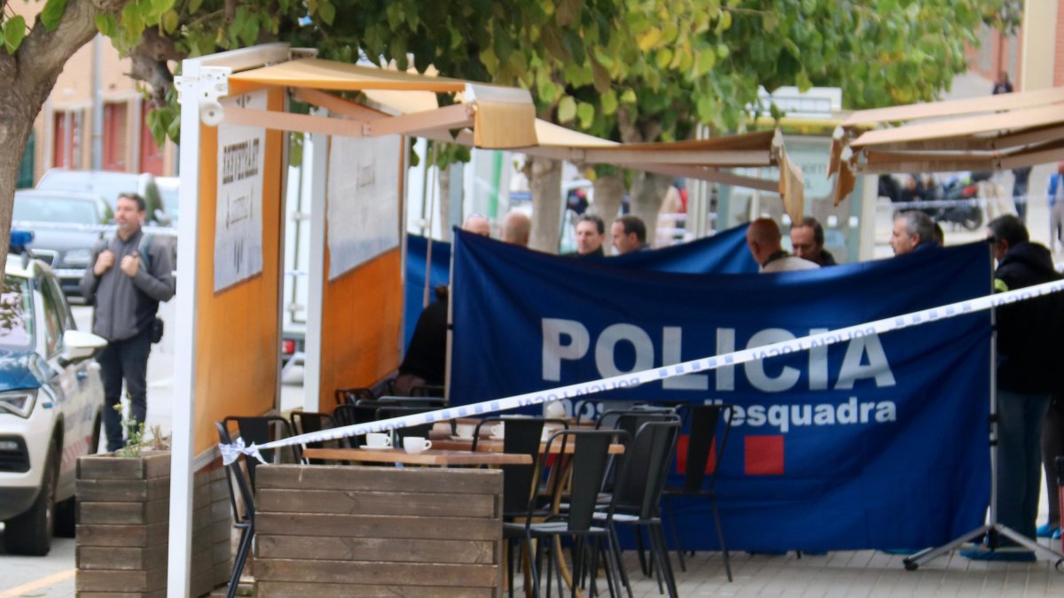 Los Mossos d'Esquadra investigan el tiroteo mortal en una cafetería de Montgat.