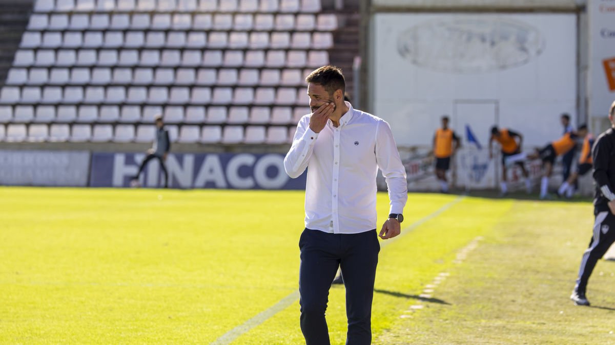 Marc Garcia, a la banqueta davant de la Penya Esportiva. - JORDI ECHEVARRIA