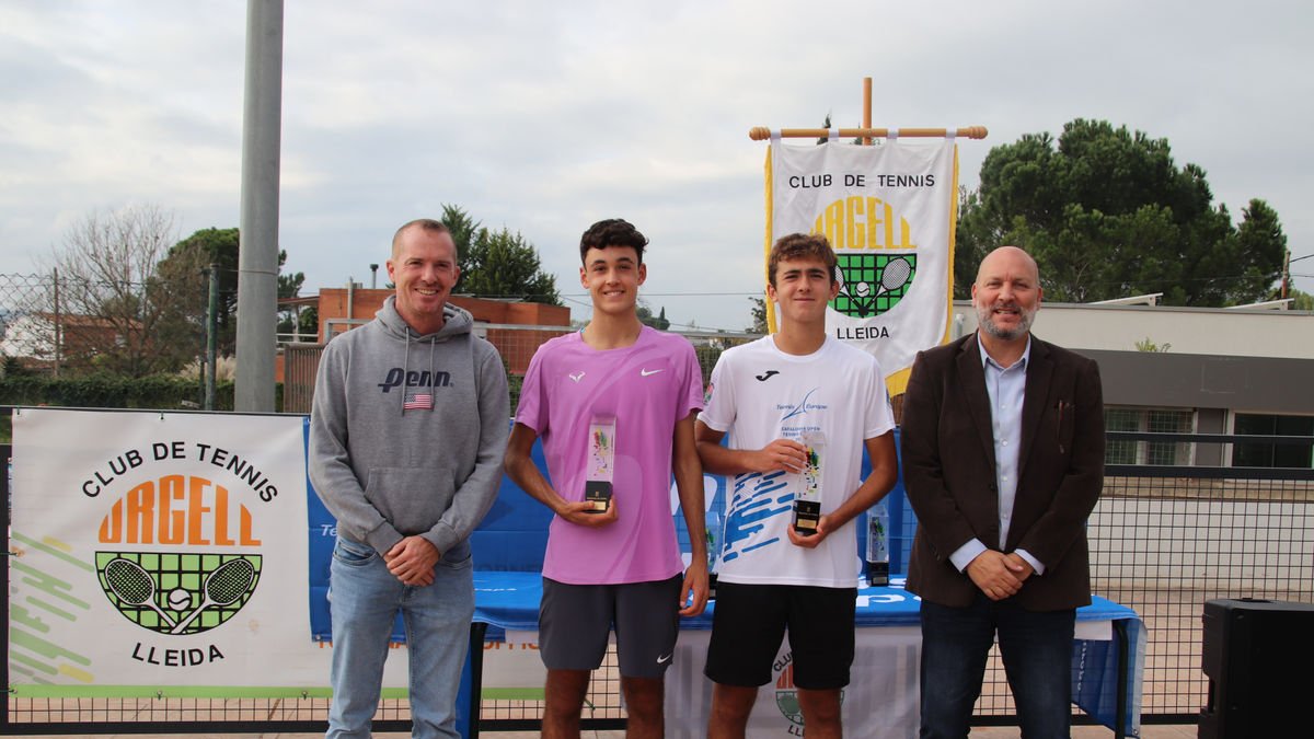 La pareja ganadora, durante la entrega de trofeos.
