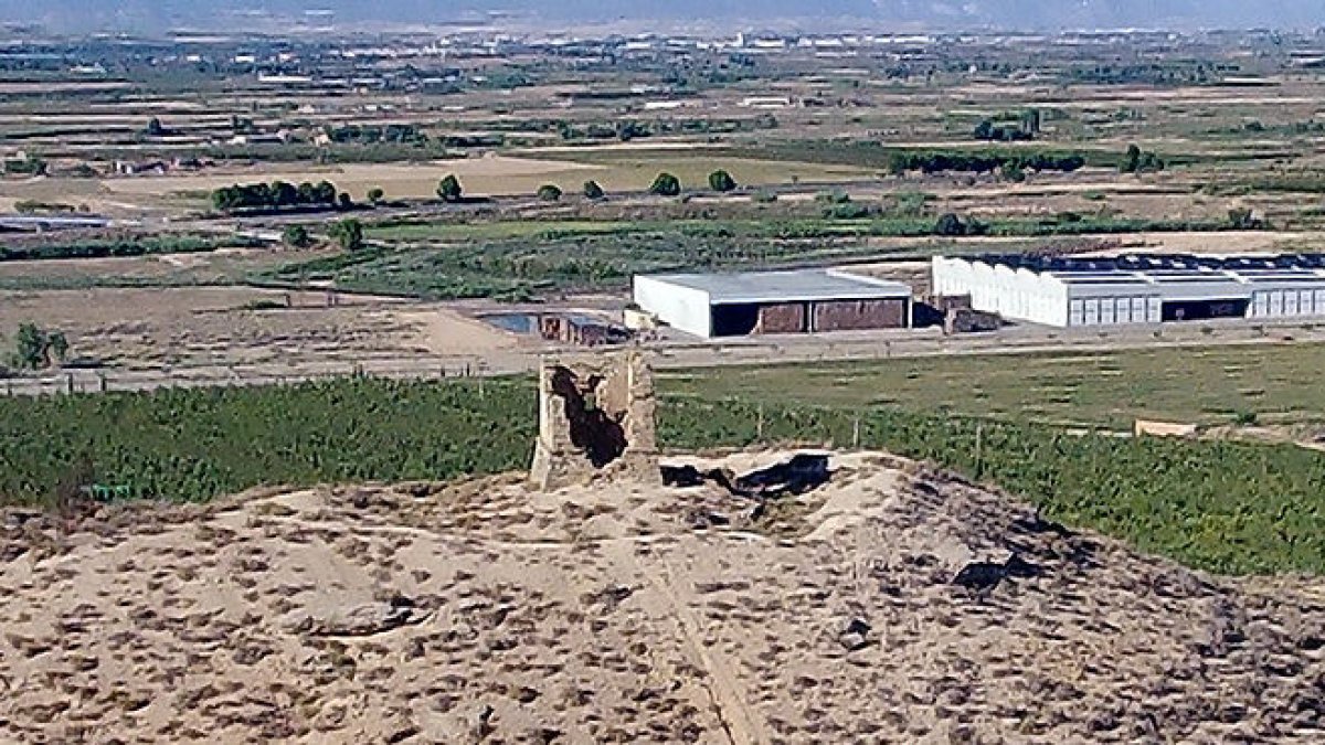 Vista aérea de la torre del Tossal de Moradilla del 7 de septiembre, aún con una pared en pie. - JOSÉ GÁZQUEZ