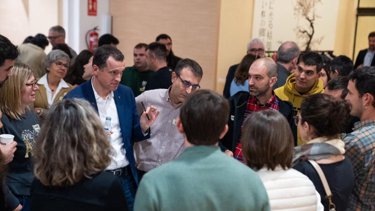 Ordeig conversant amb alguns joves a l’acte de Cervera. - GENERALITAT