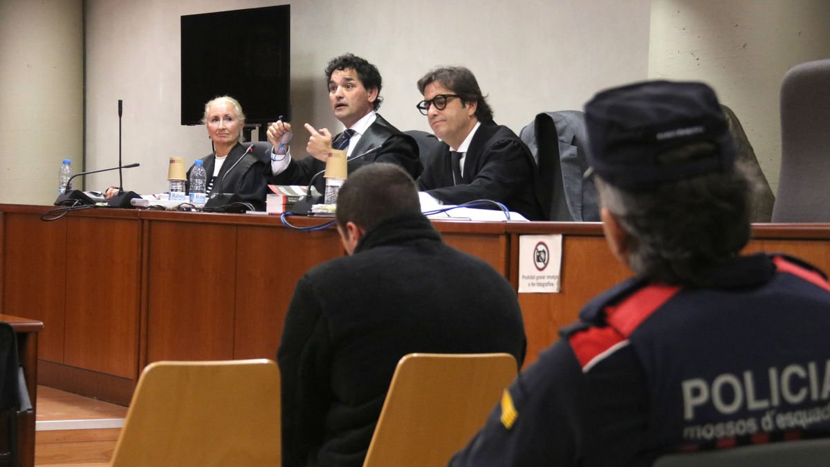 La fiscal Pilar Mesalles y los letrados Daniel Ibars y Andrés Zapata, ayer en la Audiencia. - IGNASI GÓMEZ/ACN