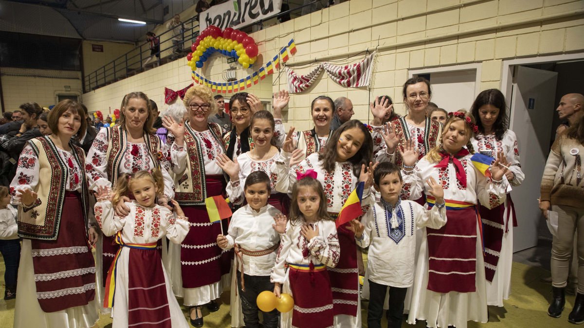 La comunitat romanesa de Guissona va celebrar ahir la seua Diada Nacional amb vestits tradicionals. - C.MARSIÑACH