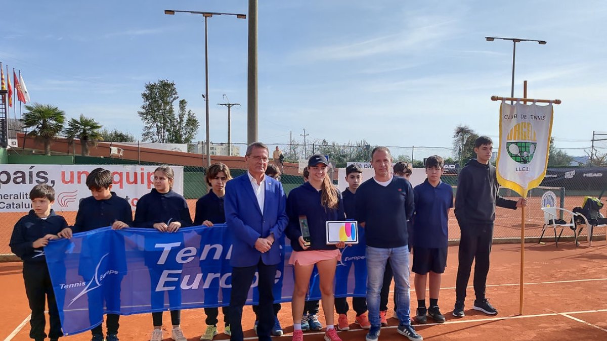 Parés, guanyadora del trofeu individual femení, recull el premi de campiona a les pistes del Club Tennis Urgell.
