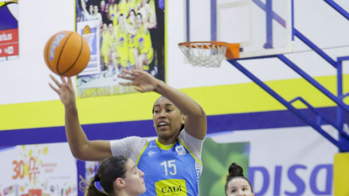 Baines intenta passar la pilota dijous passat contra el Gran Canària. - ÀREA 11