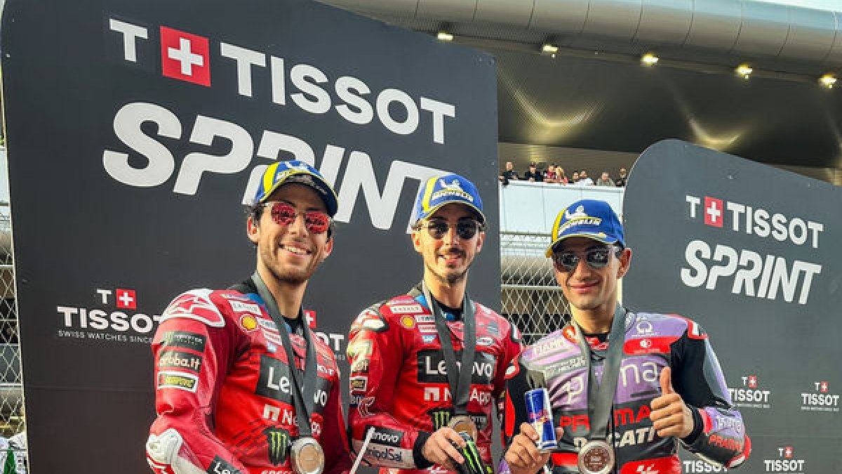 ‘Pecco’ Bagnaia, entre Enea Bastianini i Jorge Martín, després de guanyar la carrera a l’esprint. - EFE/ ALEJANDRO GARCÍA