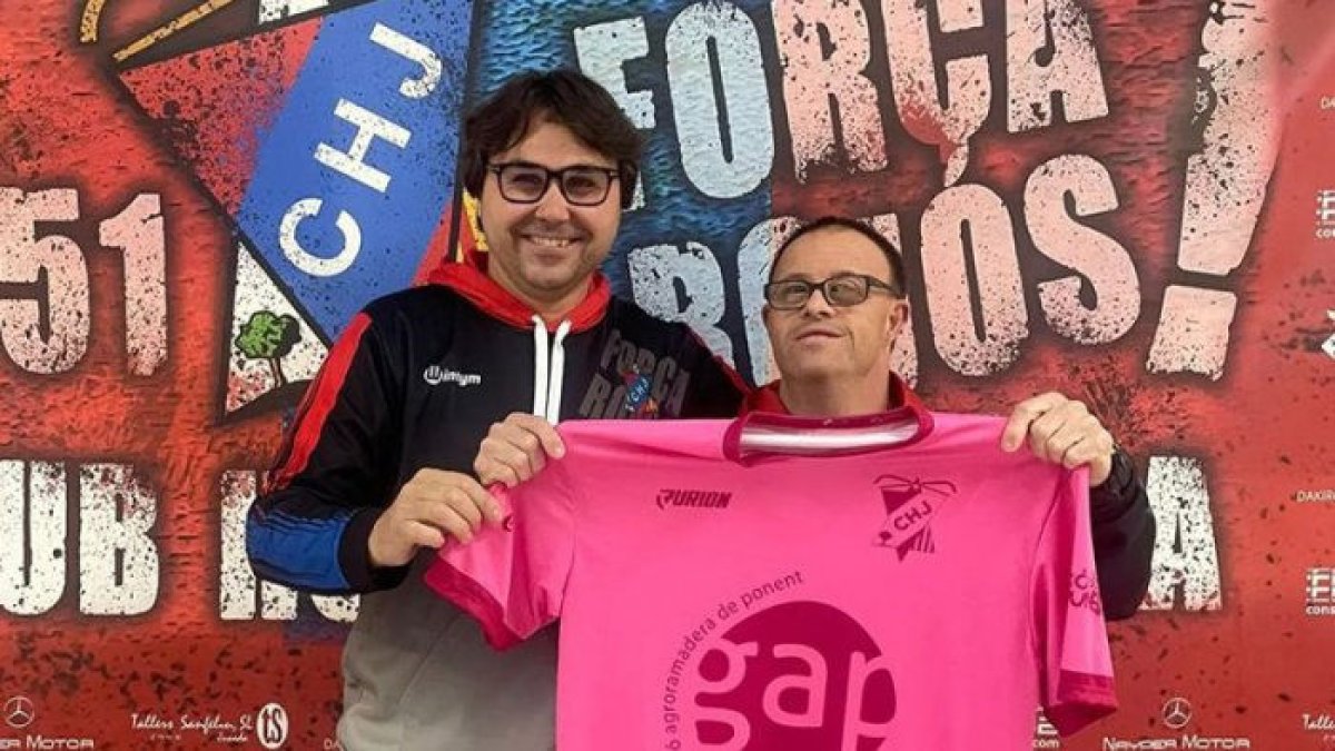 Ramon Solé, a la dreta, sosté la samarreta del Club Hockey Juneda. - CH JUNEDA