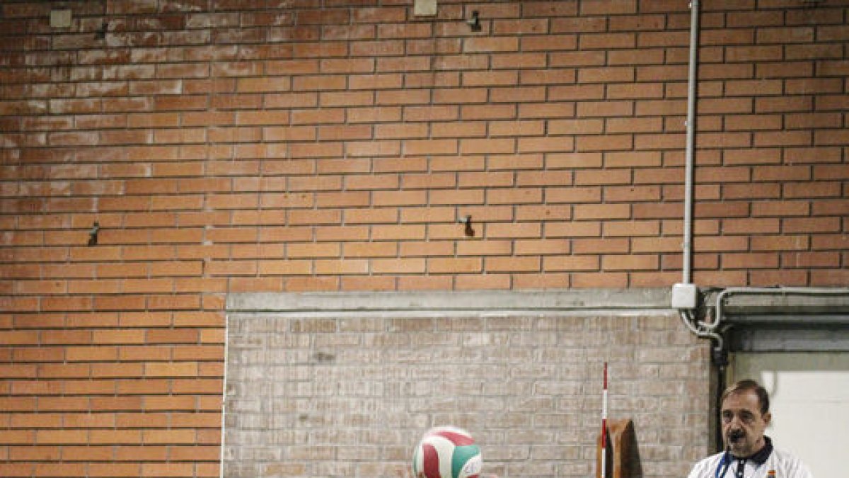 Dos jugadores del CECELL bloquegen un atac rival. - INGRID SEGURA