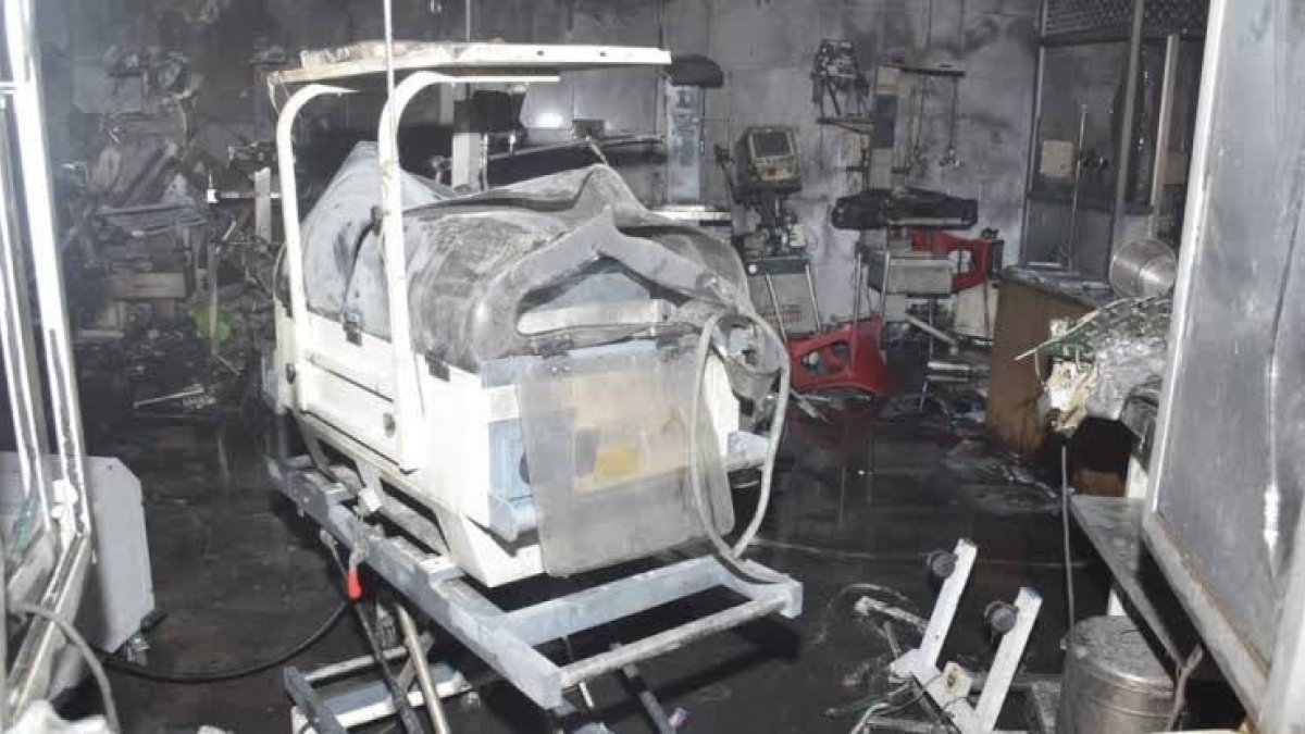 La unidad hospitalaria quedó calcinada por las llamas.
