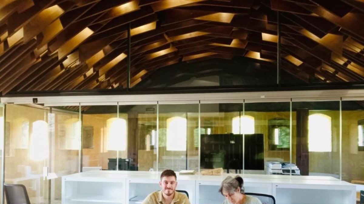 Moment de la formalització de l’ingrés de fons a l’Arxiu. - ARXIU DE L’ALTA RIBAGORÇA