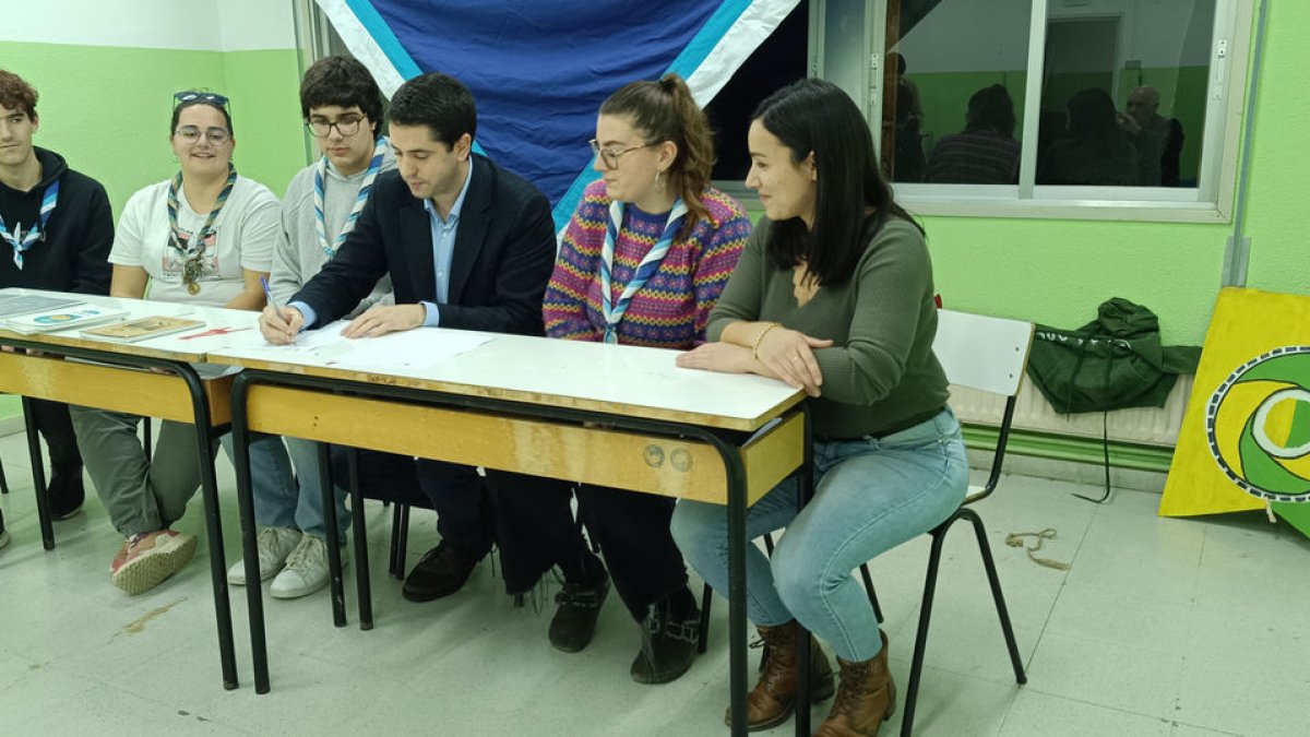 Representants del CAU i de l’ajuntament firmen el conveni. - C.S.