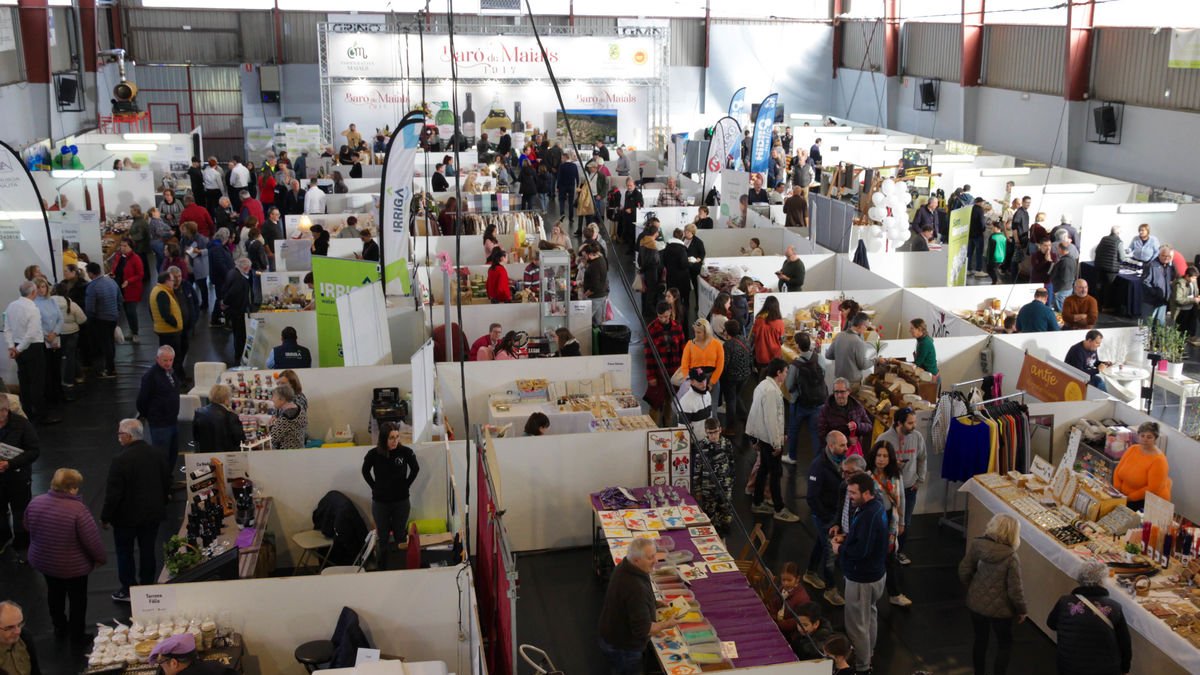 Un centenar de expositores atrajeron ayer a miles de visitantes en la Fira de l’Oli Verd de Maials. - M. CODINAS
