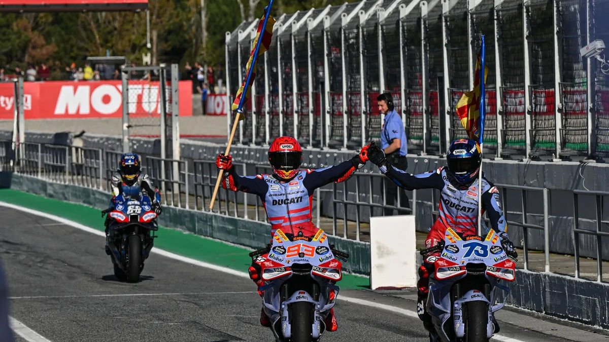 Marc i Àlex Márquez van retre homenatge a les víctimes de la dana portant la bandera valenciana. - MOTOGP