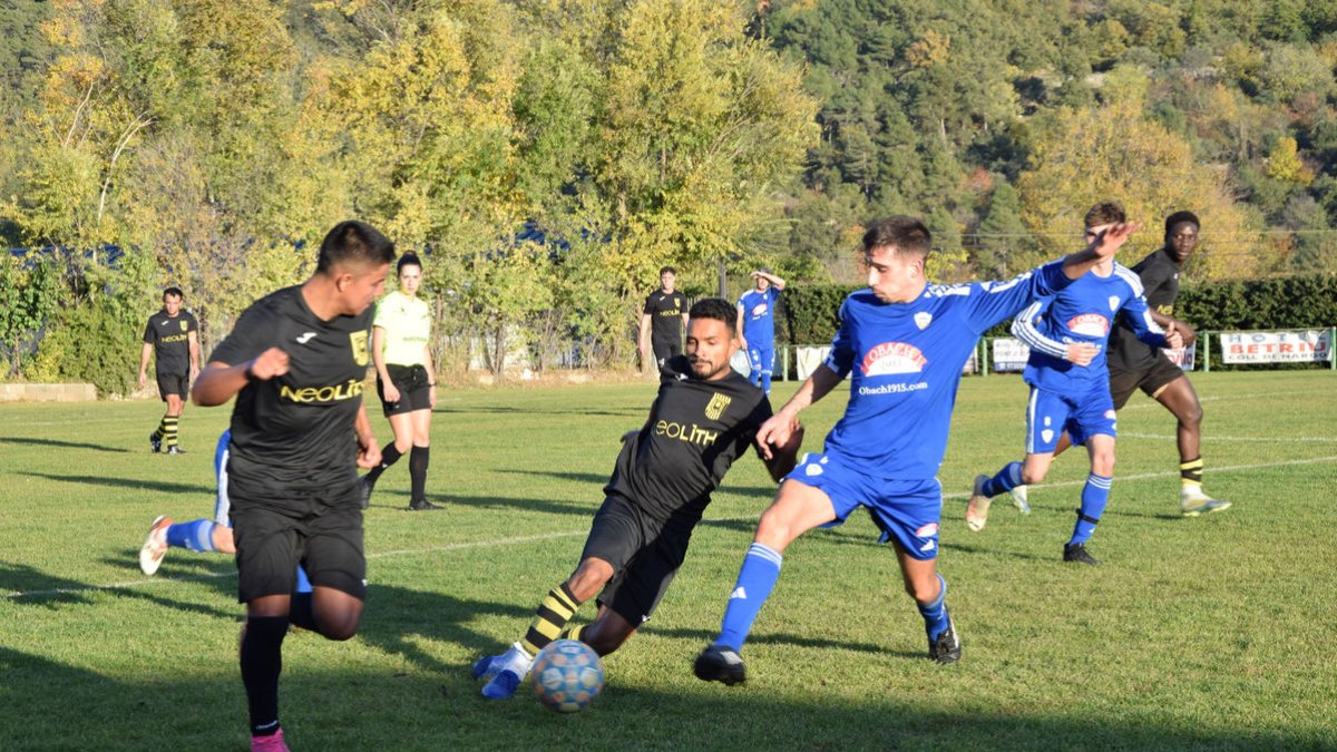 Un jugador del Vilanova de l’Aguda prova de jugar la pilota davant la pressió del rival. - CYNTHIA SANS