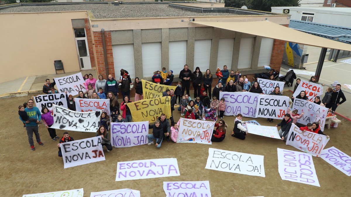 Ochenta escolares, padres y madres del centro participaron en la pintada de pancartas. - MAGDALENA ALTISENT