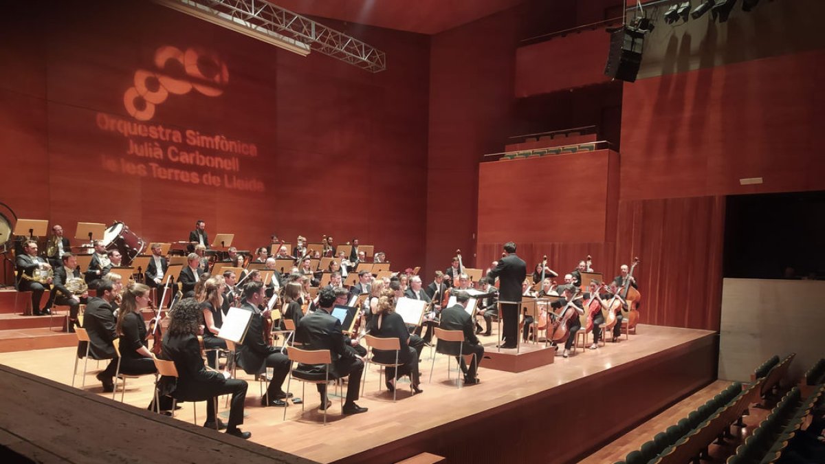Un concierto de la Orquestra Simfònica Julià Carbonell (OJC), el año pasado en el Auditori de Lleida. - J.G.
