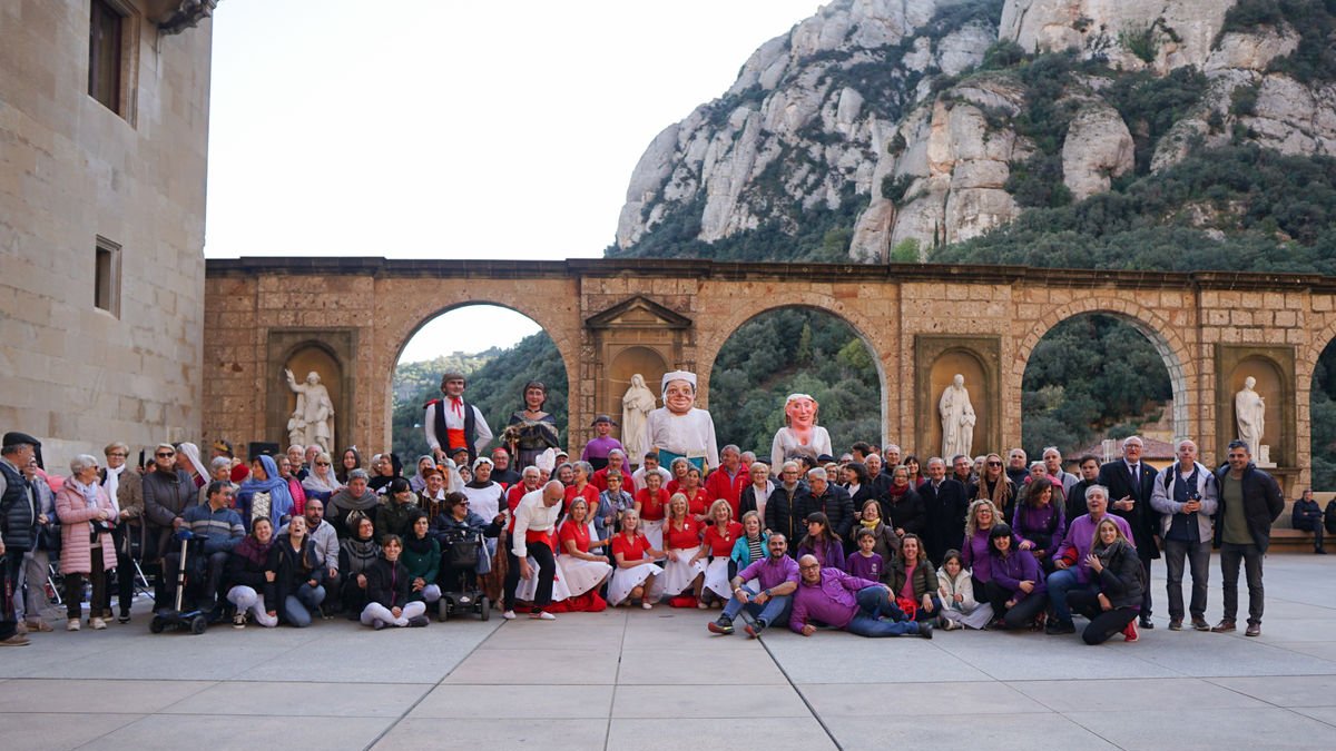 Entidades y grupos culturales y sociales de Ponts, el domingo en el exterior de la abadía de Montserrat. - JOANA CANCELA