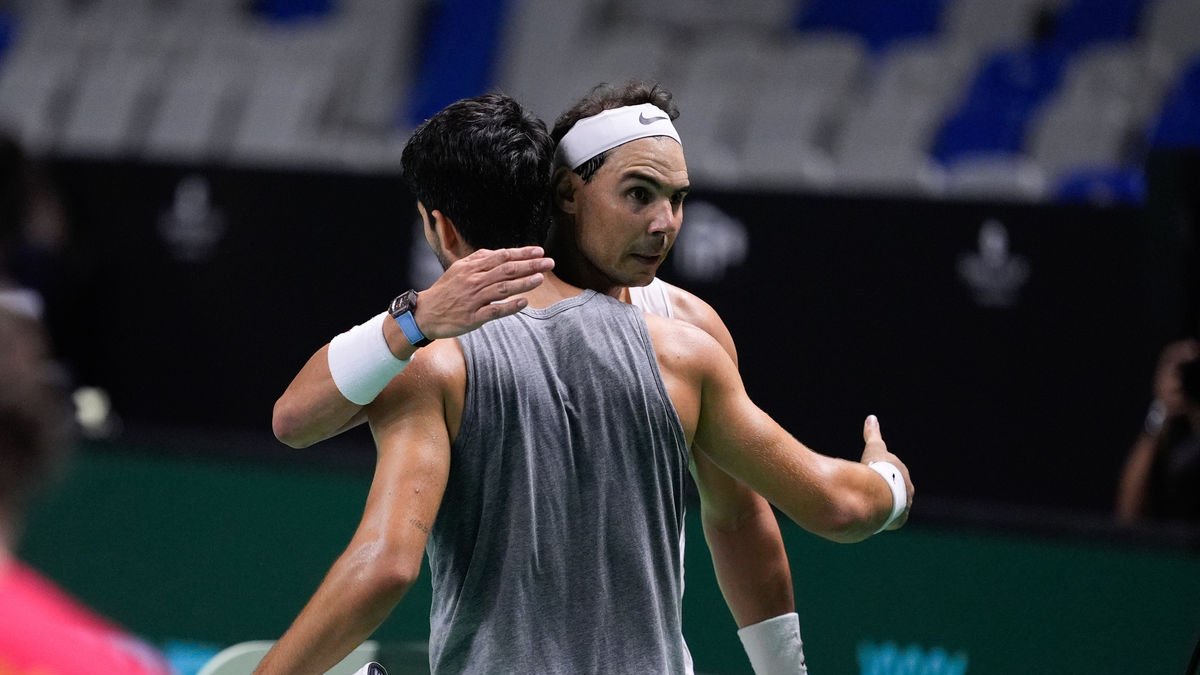 Nadal abraça Alcaraz ahir durant l’entrenament. - EUROPA PRESS