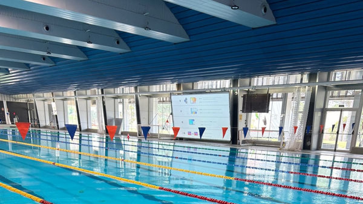 Emma Carrasco Cadens, durant el descans d’un entrenament a la piscina.