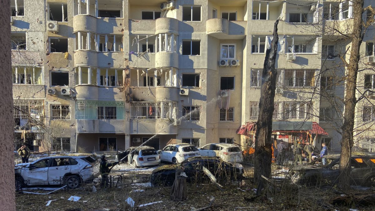 Los equipos de rescate trabajan en el lugar del ataque con misiles en una zona residencial de Odesa. - EFE/EPA/IGOR TKACHENKO