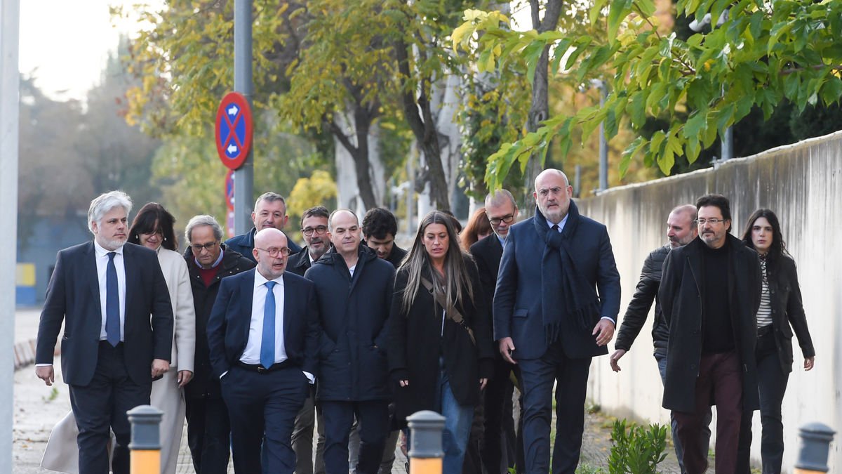 Boye ayer con líderes de Junts, entre ellos el leridano Isidre Gavín, a su llegada a la Audiencia Nacional. - EFE