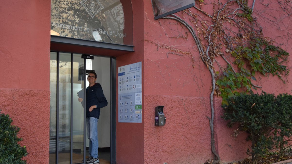 La puerta corredera facilita el acceso al ayuntamiento. - C.SANS