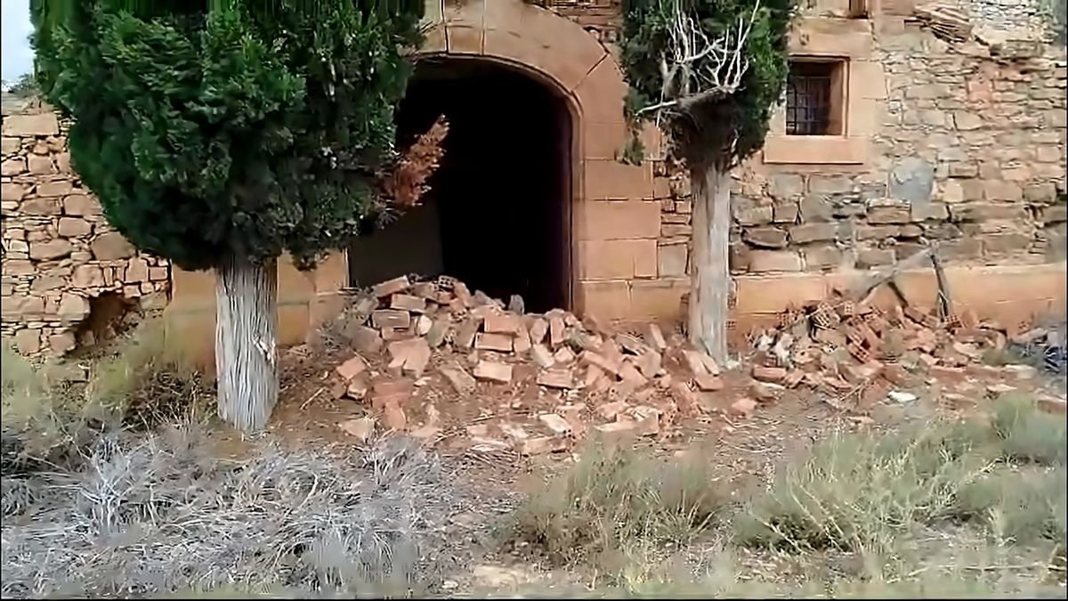El estado de una de las entradas al edificio. - SALVEM CAL MACIÀ