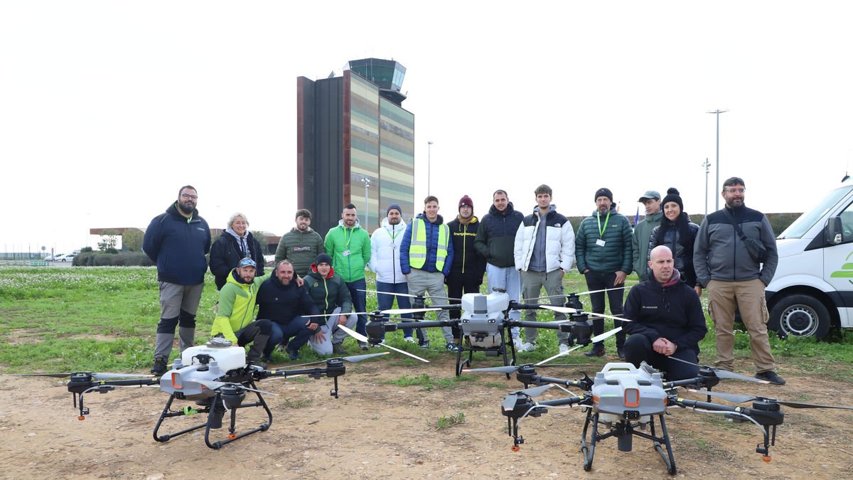 El grup d’alumnes que avui finalitza el primer curs de pilotatge a Alguaire. - MAGDALENA ALTISENT