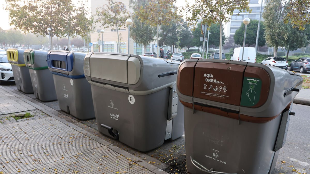 Una de las nuevas islas de contenedores ya instalada. - AMADO FORROLLA