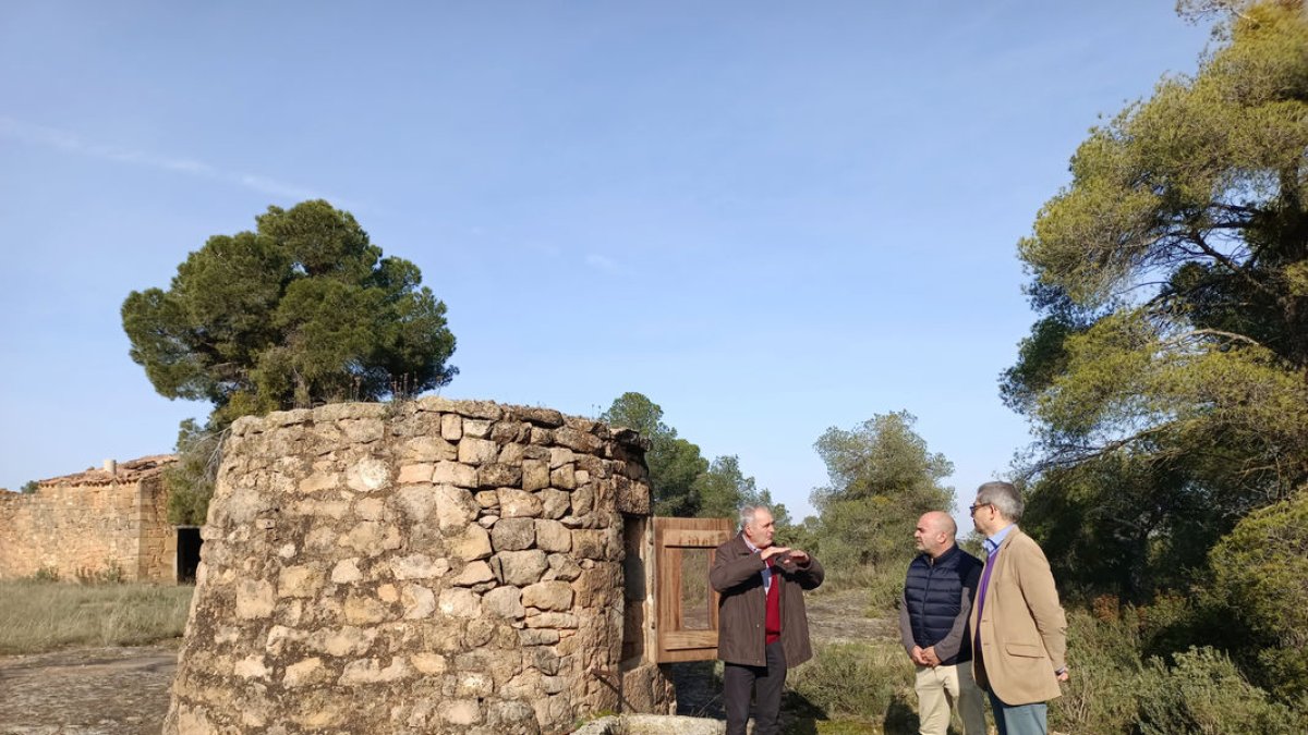 Presentación ayer de la Setmana de la Pedra Seca, junto al aljibe del Ribot, en Torrebesses. - AMICROPOBLES CATALUNYACN