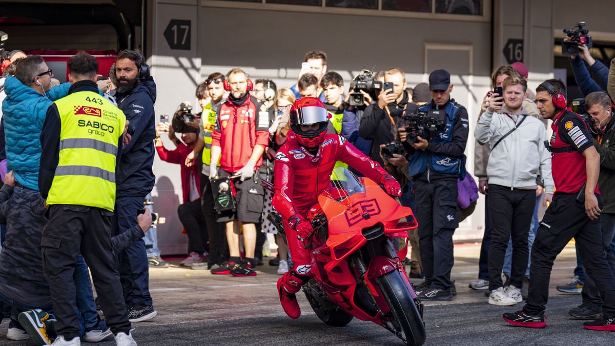 Marc Márquez, en la seua primera sortida com a pilot oficial de Ducati, que va generar una gran expectació davant del nou garatge. - EFE