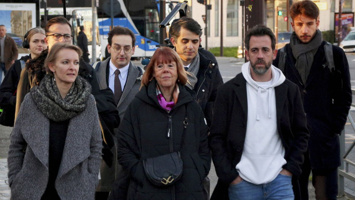 Arribada de Gisèle Pelicot a la jornada d’ahir del judici. - EFE / EDGAR SAPIÑA MANCHADO