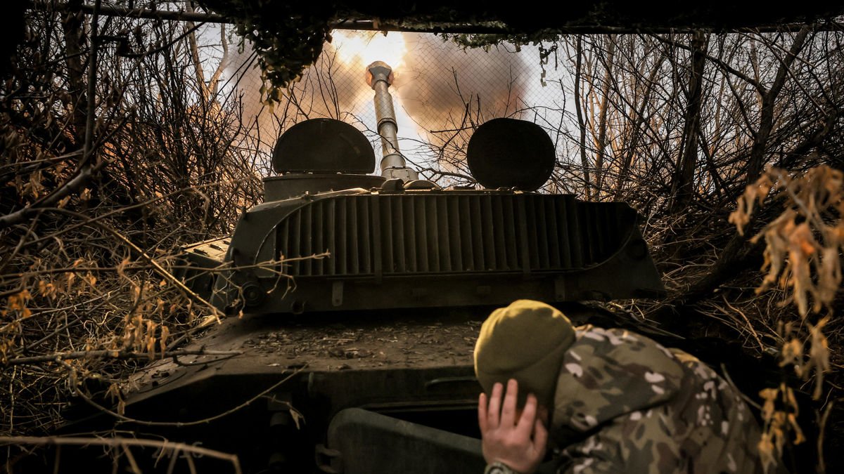 Militars ucraïnesos disparen un obús a prop de Txàssiv Iar, a la regió de Donetsk. - EFE/EPA/24TH MECHANIZED BRIGADE OF UKRAINIAN FORCES