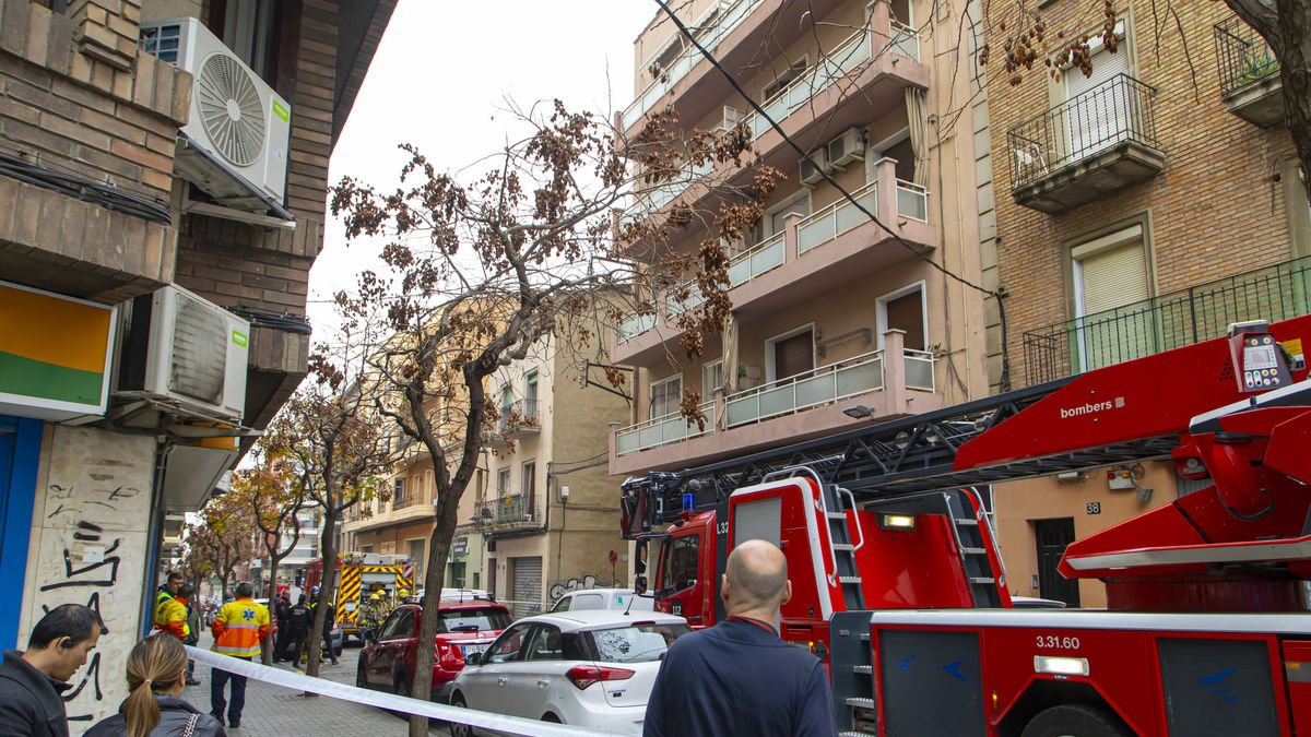 Un incendi causa greus danys en un pis d'Alfred Perenya - JORDI ECHEVARRIA