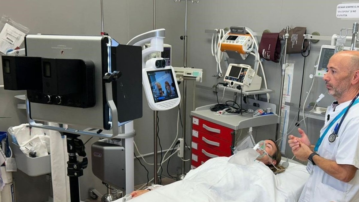 Sanjurjo utilitza un dels robots de l’hospital de Tremp. - ICS LLEIDA