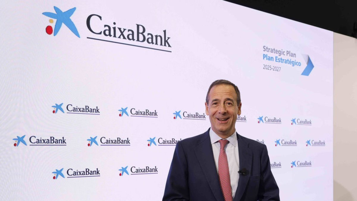 El consejero delegado de CaixaBank, Gonzalo Gortázar, presentó ayer el plan estratégico de la entidad. - CAIXABANK