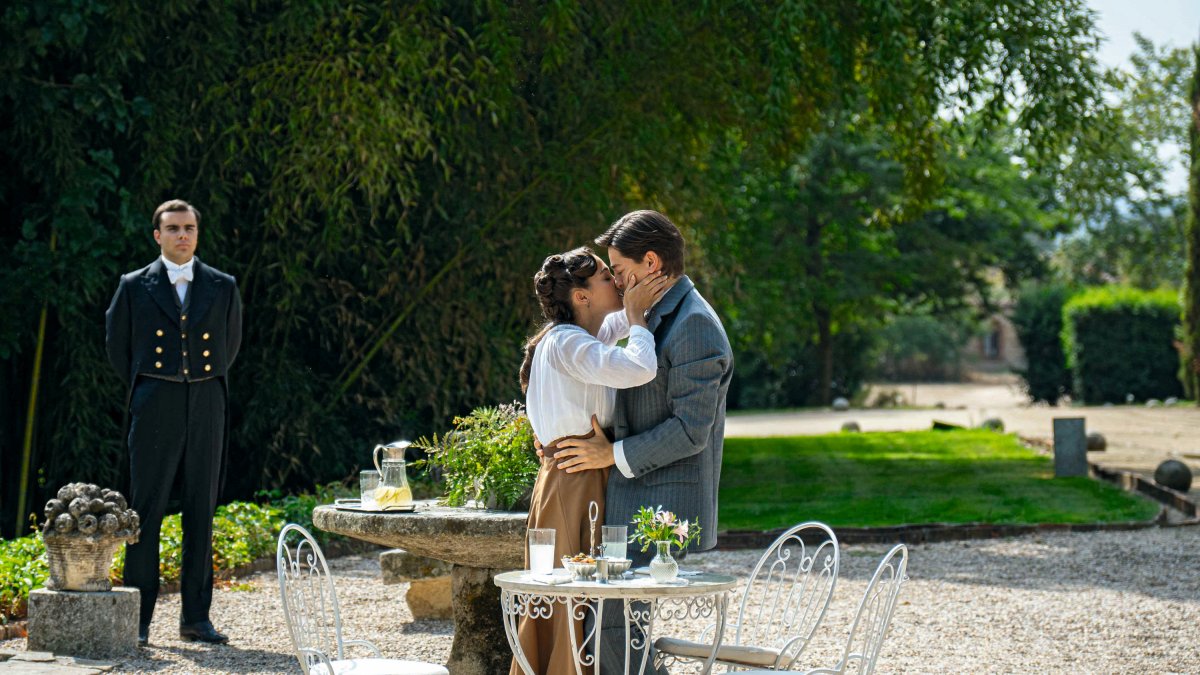 Catalina y Pelayo quieren casarse cuanto antes y así se lo hacen saber al padre Samuel.