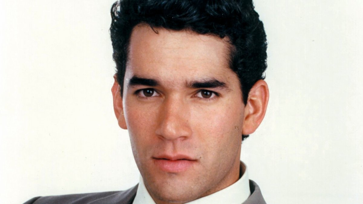 Luis Enrique desobedece a su padre y sigue viendo a Carolina.