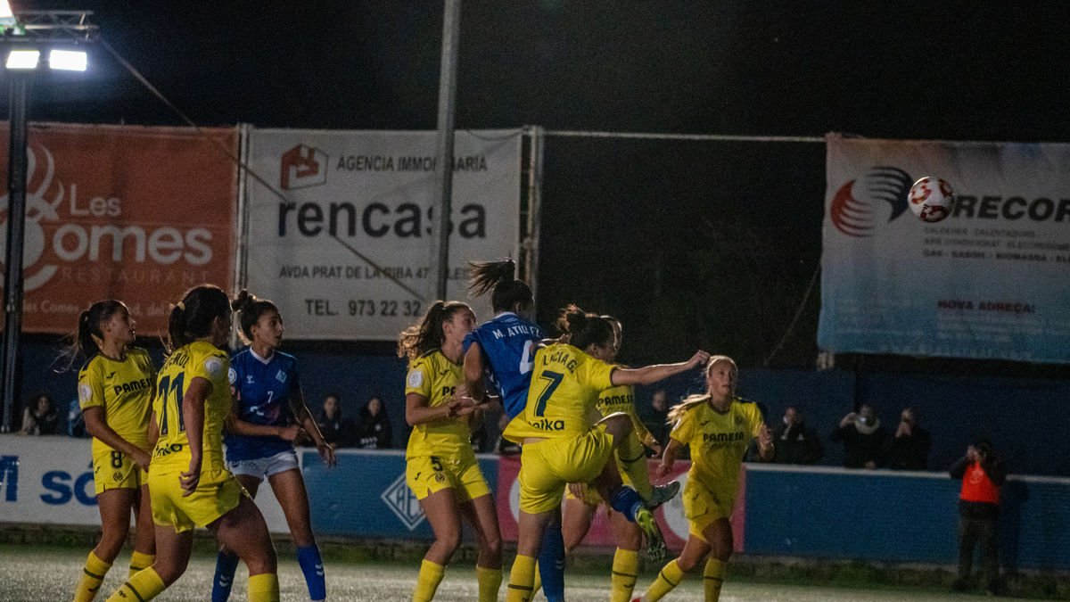 Maryame Atiq, en el remate que significó el empate a uno en la primera mitad. - PAU PASCUAL PRAT